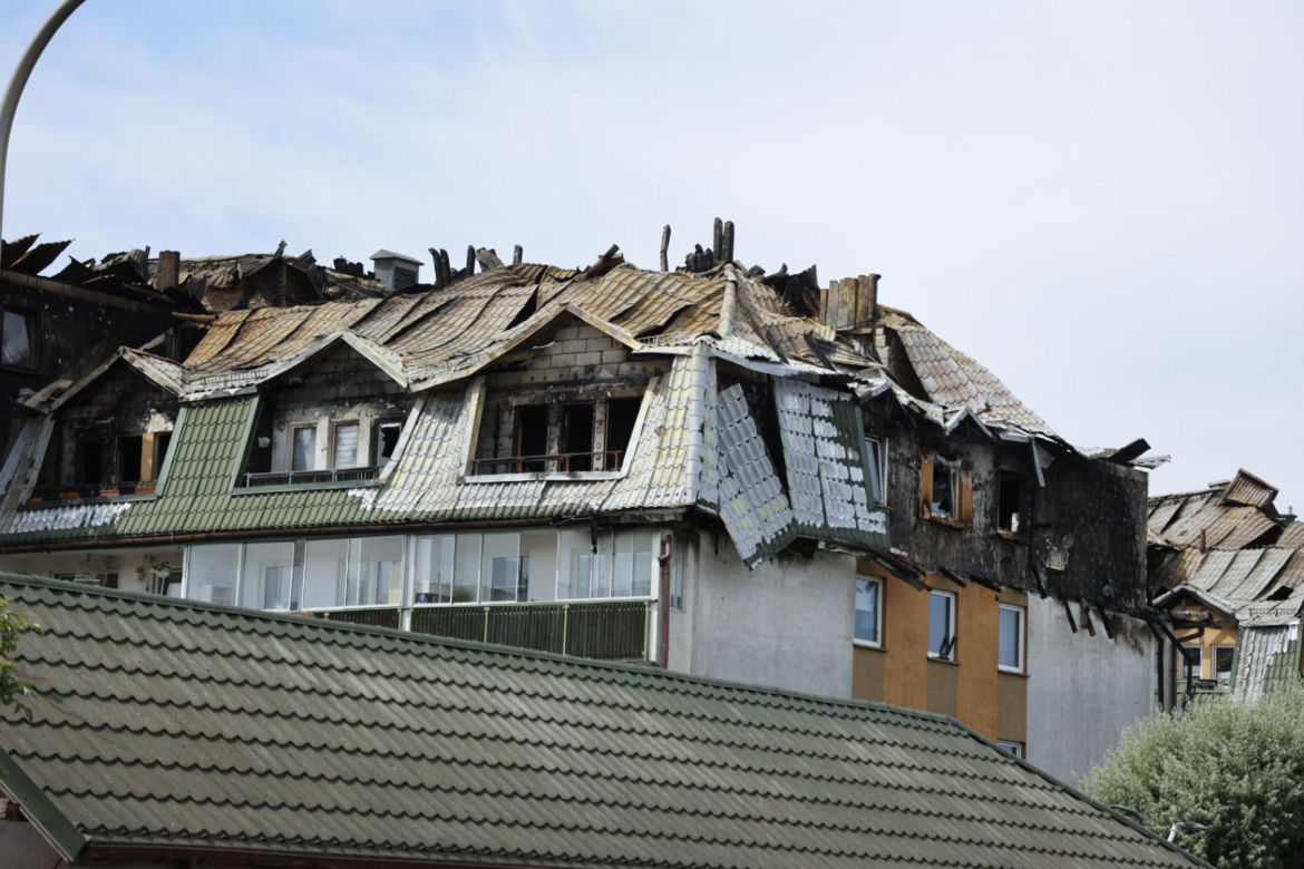 Blok przy ul. Powstańców w Ząbkach po pożarze