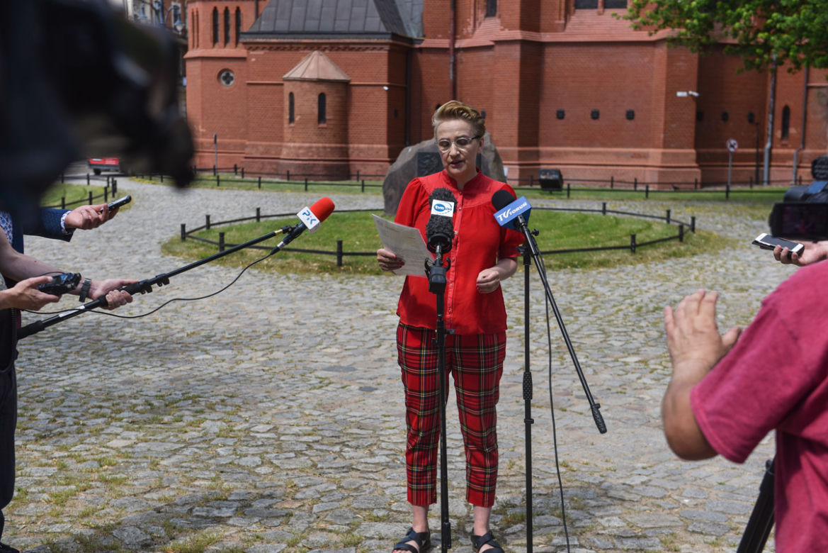 Joanna Scheuring-Wielgus pyta w Toruniu o dofinansowania dla księdza oskarżonego o pedofilię