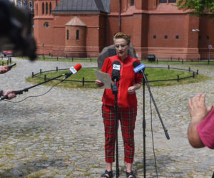 Joanna Scheuring-Wielgus pyta w Toruniu o dofinansowania dla księdza oskarżonego o pedofilię