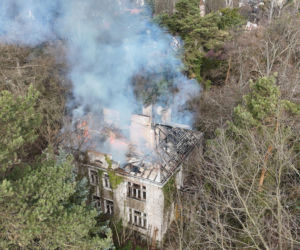 Wielki pożar zabytkowej willi pod Warszawą. Trwa akcja strażaków