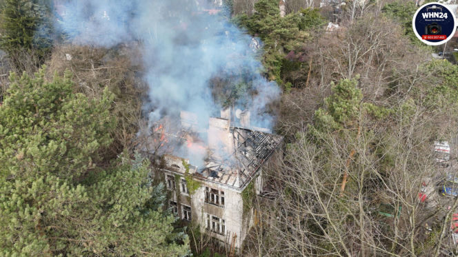 Wielki pożar zabytkowej willi pod Warszawą. Trwa akcja strażaków