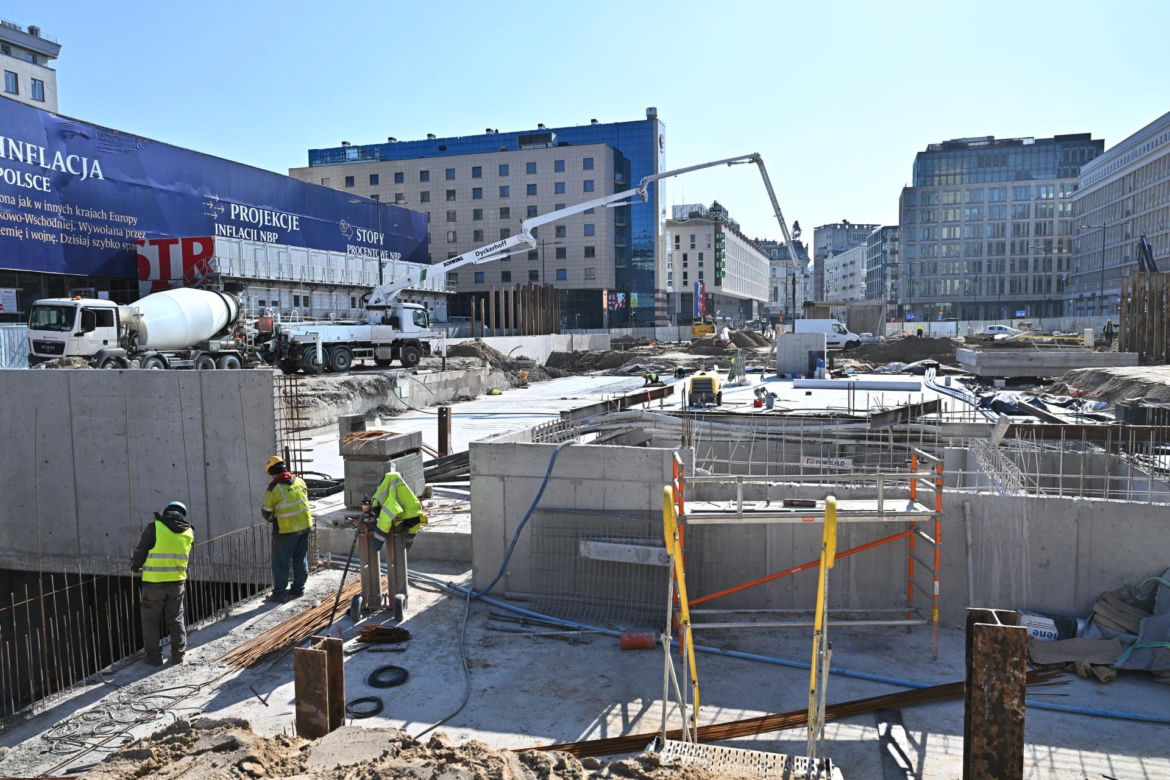 Budowa pełna niespodzianek. Ludzkie szczątki i niewybuchy pod pl. Powstańców
