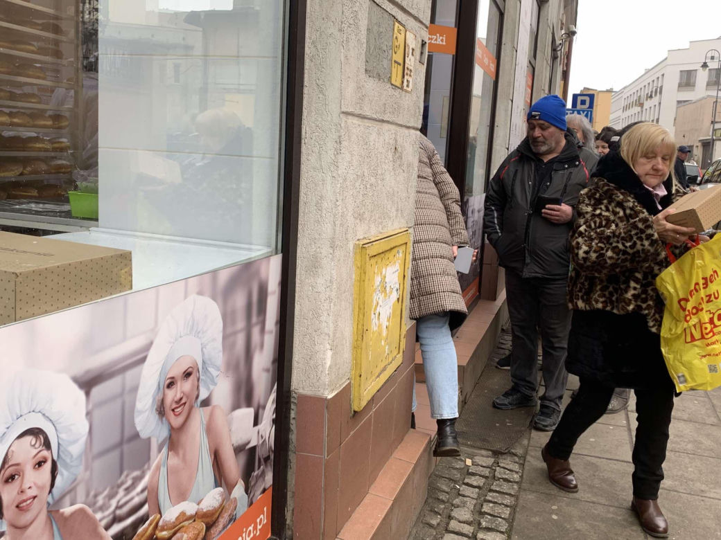 Bydgoszczanie stoją w kolejkach po pączki. Te z powidłami i konfiturą różaną wygrywają!