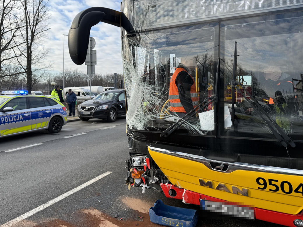 Zderzenie autobusu miejskiego