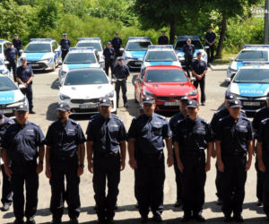 Śląska policja ma nowe radiowozy - hybrydowe Toyoty Corolle i szybkie Kie Stinger