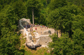 Widok z tego miejsca na Bieszczady zapiera dech. Ruiny zamku i rzeka San. Znów można tam wchodzić