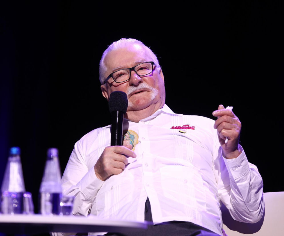 Lech Wałęsa w białej koszuli siedzi z mikrofonem. O krytyce wyborców w Krakowie przeczytasz na SE Polityka.