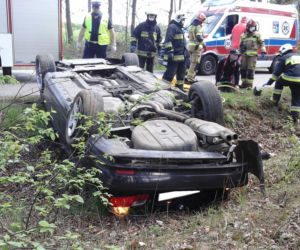 Tragiczny wypadek: Kierowca bmw dachował. 26-latek zginął na miejscu