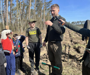 Około tysiąca młodych sosen na terenie Nadleśnictwa Konin posadzili uczniowie. To w ramach akcji Sadzimy Las