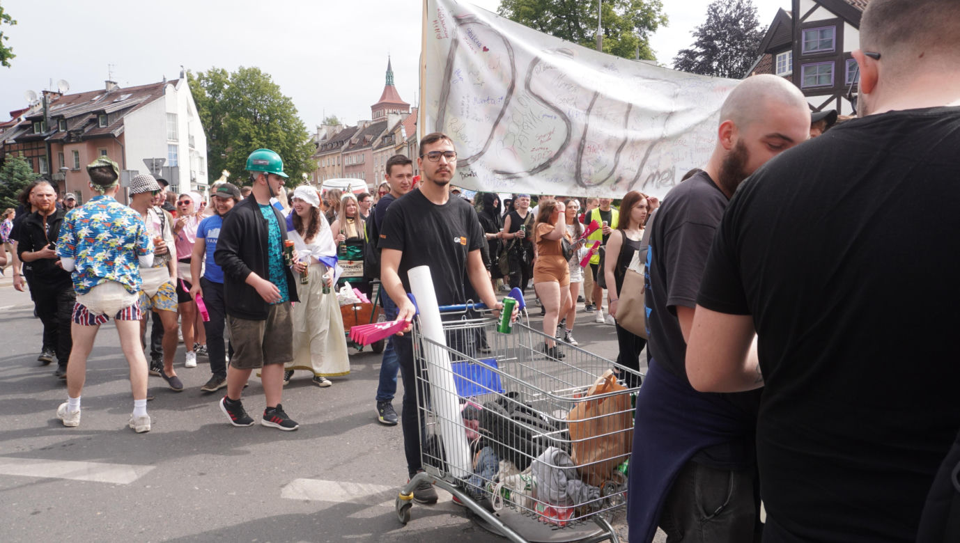Kortowiada 2024. Parada Wydziałów przeszła ulicami miasta. Studenci tłumnie wzięli udział w imprezie