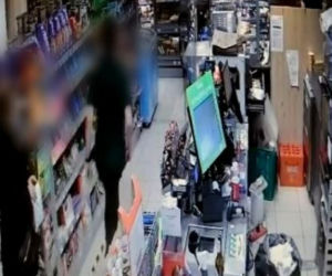Zastraszyli śrubokrętem, próbowali zabrać broń policjantom
