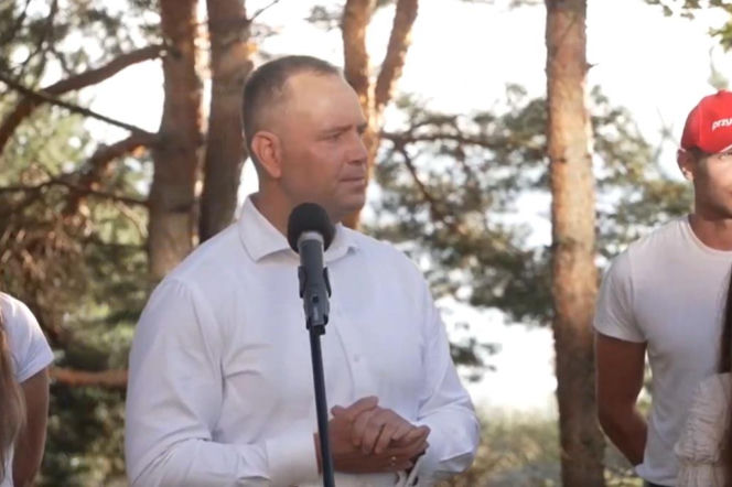 Karol Nawrocki przemawia do mikrofonu w otoczeniu młodych ludzi. O incydencie w Juracie przeczytasz na SE Polityka.