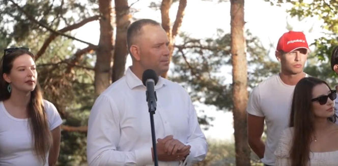 Nawrocki odpowiadał dziennikarzom na pytania. Nagle coś się wydarzyło! Przerwiemy na moment 