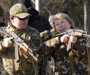 Wojna na Ukrainie. Kobiety pod bronią - coraz więcej Ukrainek wstępuje do armii. Dzieci też szkolą. 