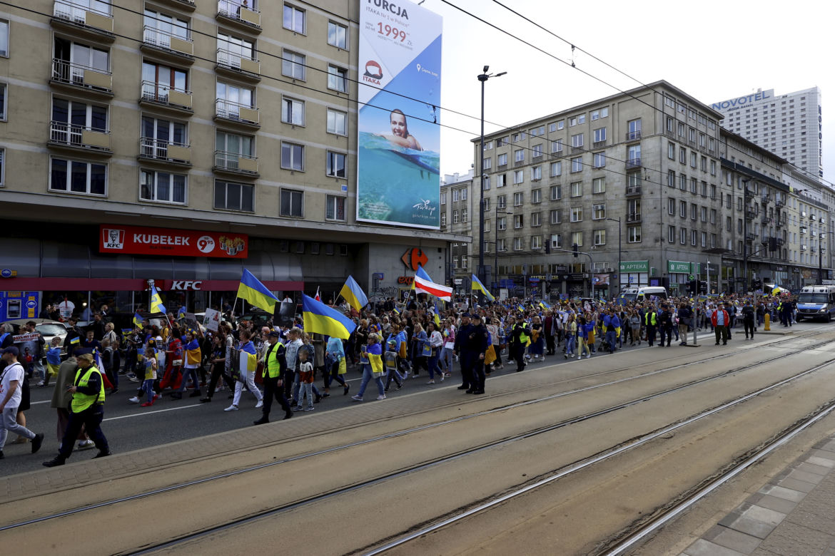 Strajk Kobiet na ulicach z czołgiem i traktorem. Demonstracja przeciwko wojnie
