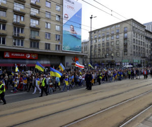 Strajk Kobiet na ulicach z czołgiem i traktorem. Demonstracja przeciwko wojnie