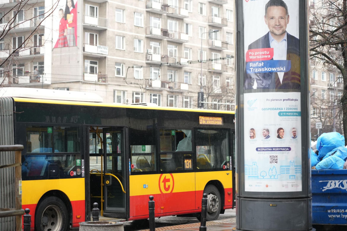 Warszawa. Autobusy miejskie ostrzelane na Marszałkowskiej. Na miejscu policja [ZDJĘCIA]