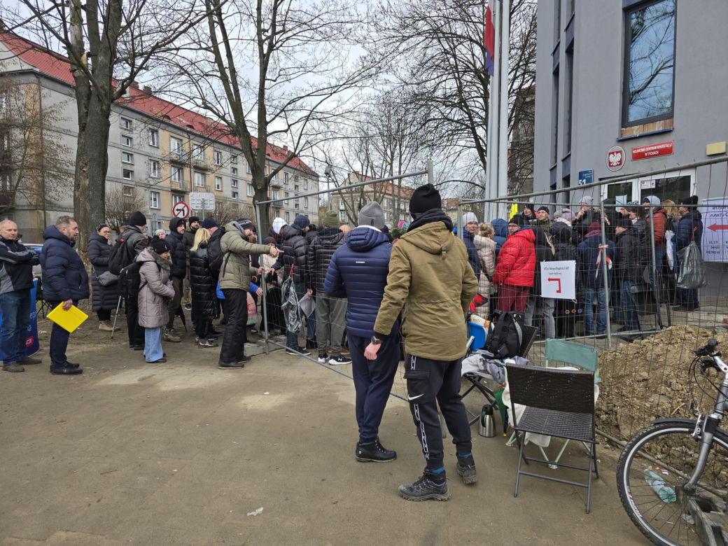 Kilkaset ludzi czeka przed wejściem do punktu obsługi grantobiorców w Tychach