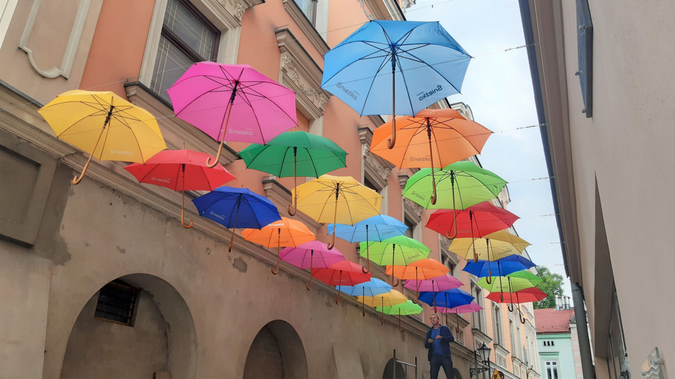 Kolorowe parasole znów wiszą na ulicy Piekarskiej