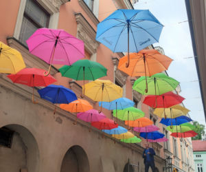 Kolorowe parasole znów wiszą na ulicy Piekarskiej