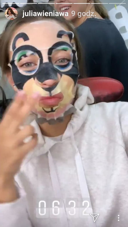 Julia Winiawa próbuje róznych maseczek 