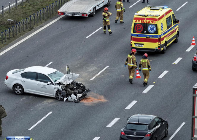 Potężna kraksa na S2. Ranne dwie osoby, w tym żołnierz