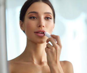 Makijaż na upały, który się nie rozpływa. Jak dobrać kosmetyki, żeby wyglądać świeżo przez cały dzień?