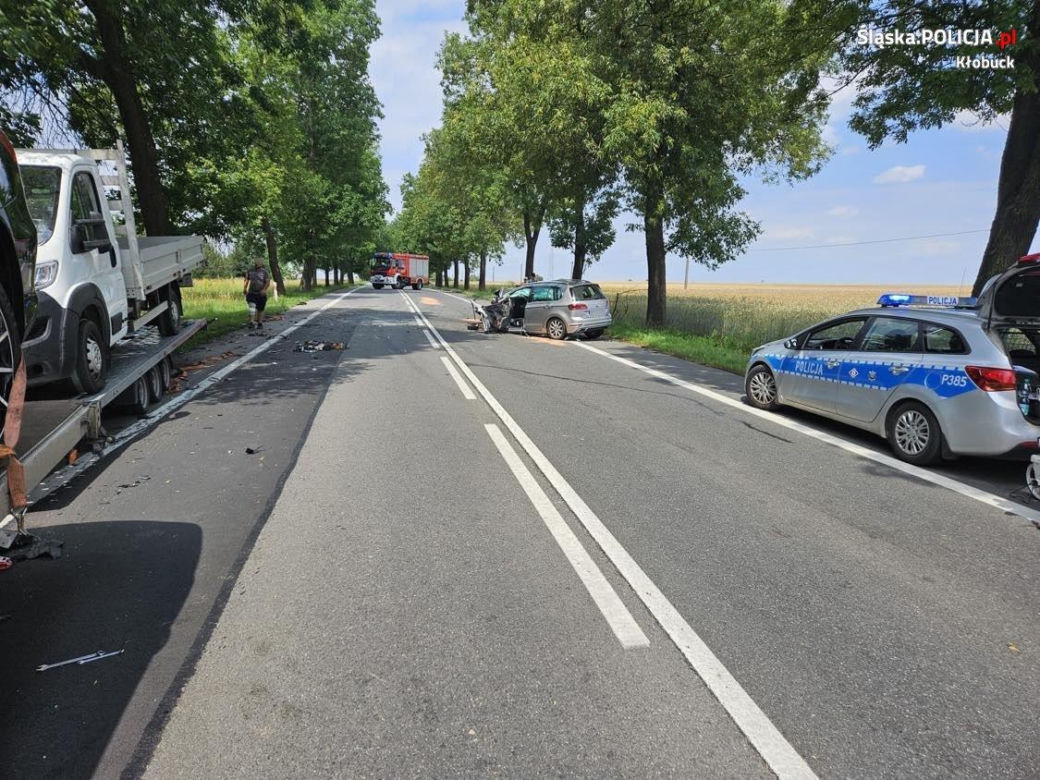 Tragedia pod Częstochową. Kierowca zginął po czołowym zderzeniu z lawetą