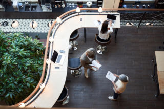 Przestrzeń, która rozumie różnice. Jak zaprojektować biuro, które wspiera neuroróżnorodność?