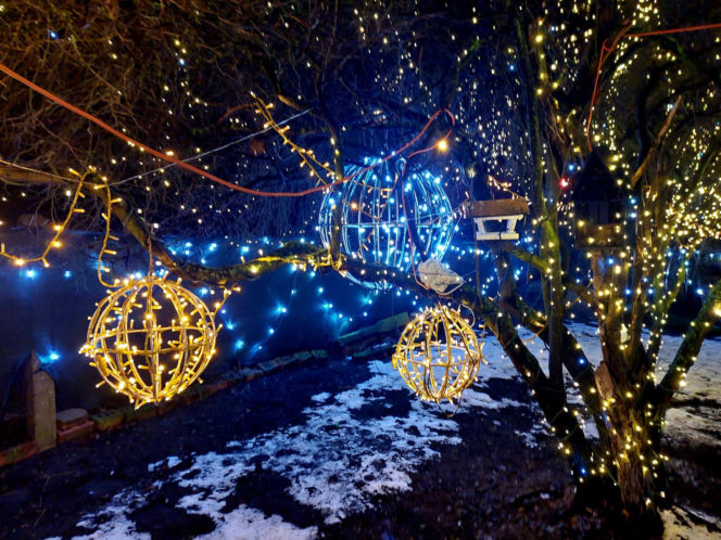 Dom bydgoskich Griswoldów znów rozbłysł. "Powieśiliśmy 300 tysięcy lampek. Przygotowywaliśmy jej od lipca!"