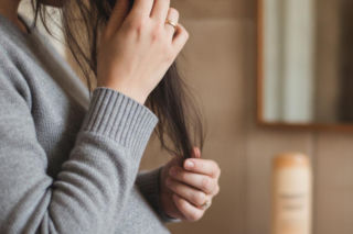 Włosy w ciąży przetłuszczają się już dzień po myciu? To nie zawsze tylko problem estetyczny