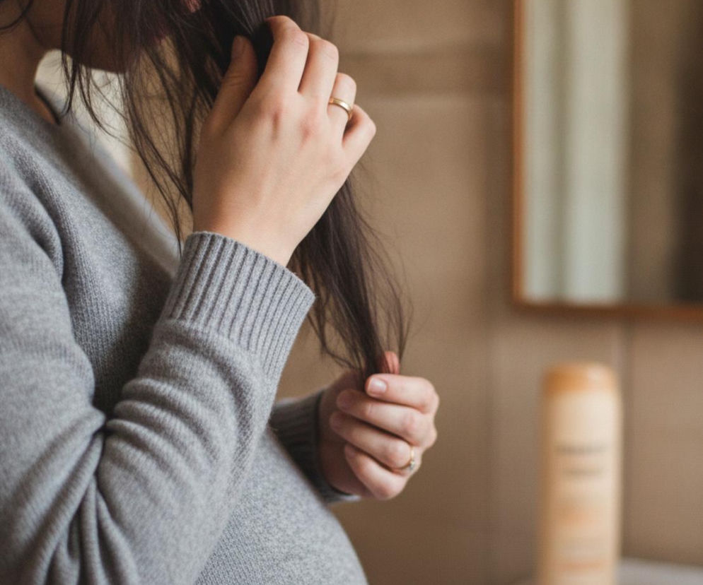 Włosy w ciąży przetłuszczają się już dzień po myciu? To nie zawsze tylko problem estetyczny