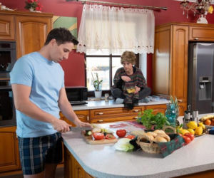 Pierwsza miłość, odcinek 4199: Dominika podsłuchuje rozmowę Edwarda. Dowiaduje się, że mężczyzna zamierza zająć się Pawłem