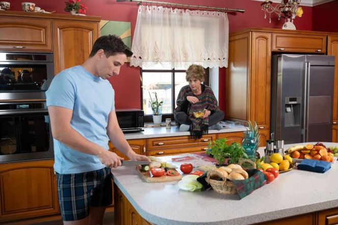 "Pierwsza miłość", odcinek 4199: Dominika podsłuchuje rozmowę Edwarda. Dowiaduje się, że mężczyzna zamierza zająć się Pawłem