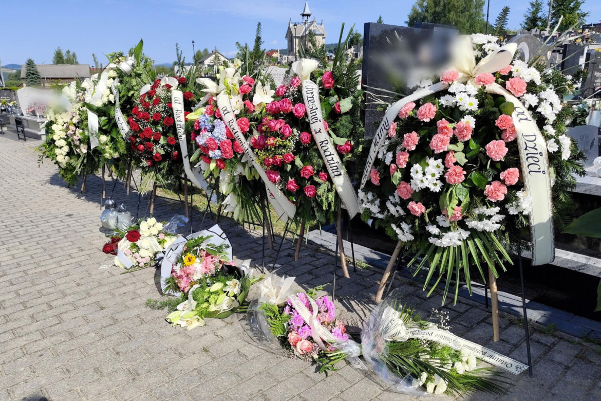 Kolorowe kwiaty i morze łez na pogrzebie Katarzyny z Raby Wyżnej. Zazdrosny mąż zabił ją 10 metrów od domu
