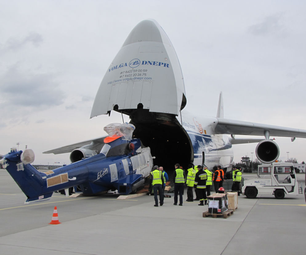 Ogromny ANTONOV An-124 Rusłan wylądował na lotnisku w Jasionce [ZDJĘCIA]