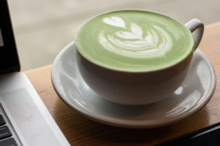 Czy matcha stała się fast foodem? Zielony rytuał przyspiesza w rytmie miasta