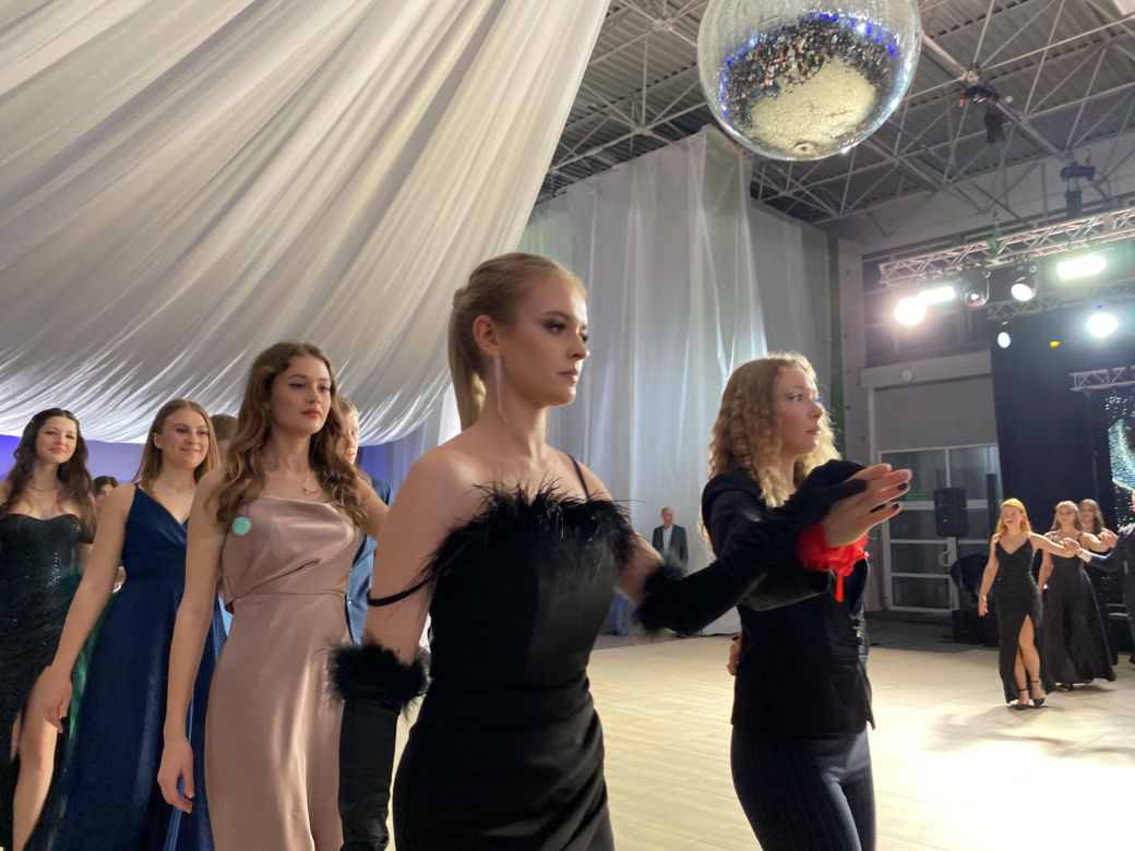 Studniówka 2024 w Lotniku. Tak bawili się uczniowie IV LO w Zielonej Górze	