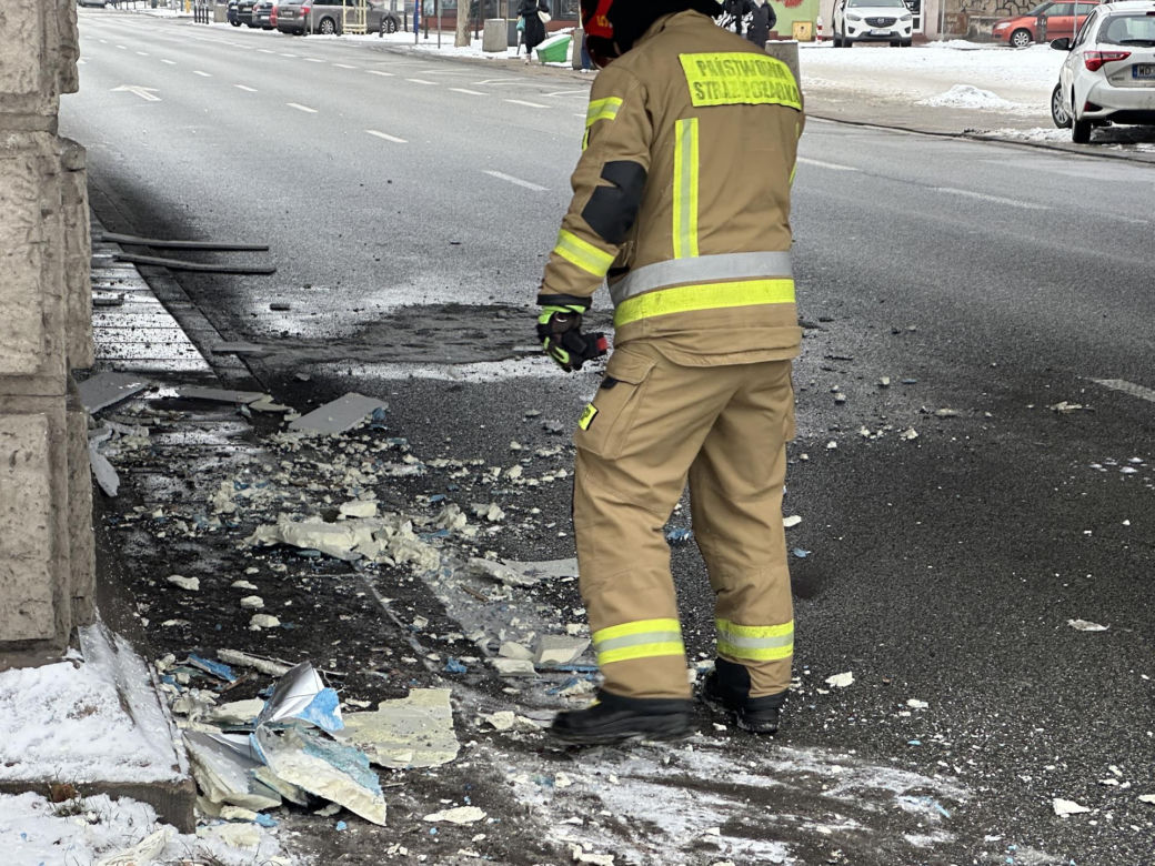 Totalna demolka na Targowej. Wpakował się pod niski wiadukt, ze skrzyni zostały strzępy