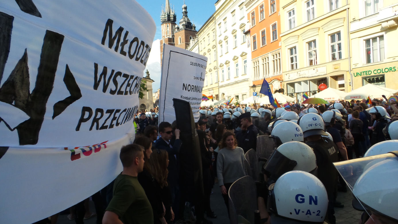 Gigantyczne siły policji zabezpieczały Marsz Równości i kontrmanifestacje w Krakowie