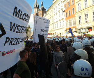 Gigantyczne siły policji zabezpieczały Marsz Równości i kontrmanifestacje w Krakowie
