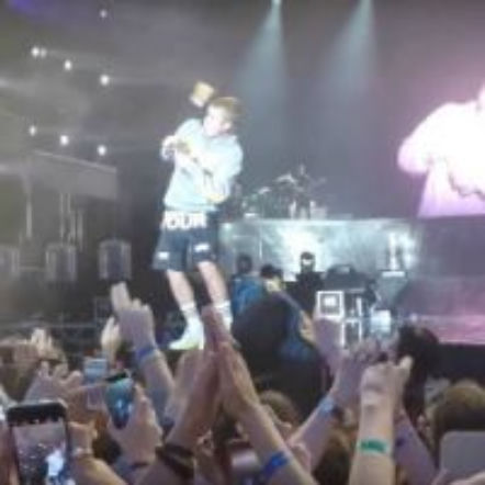 Justin Bieber ucieka przed butelką na scenie! Fani chcą usłyszeć Despacito 