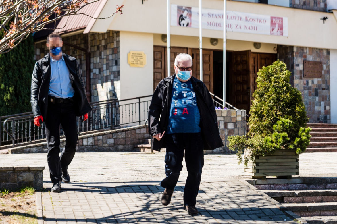 Lech Wałęsa przyszedł do kościoła w maseczce