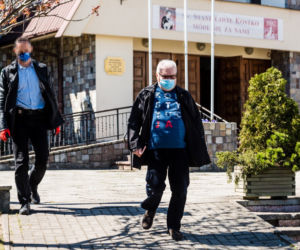 Lech Wałęsa przyszedł do kościoła w maseczce