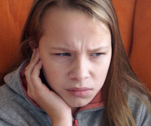 Dzwonienie w uszach u nastolatka? To może być sygnał poważnych problemów