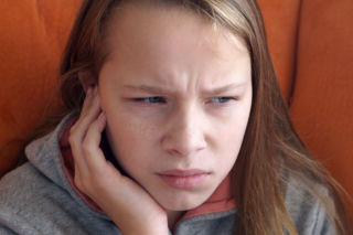 Dzwonienie w uszach u nastolatka? To może być sygnał poważnych problemów ze słuchem