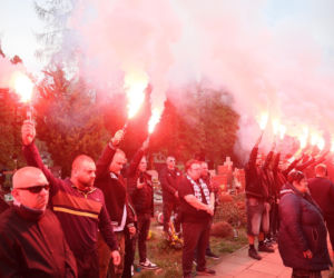 Pogrzeb Jacka Magiery: kibice odpalili race