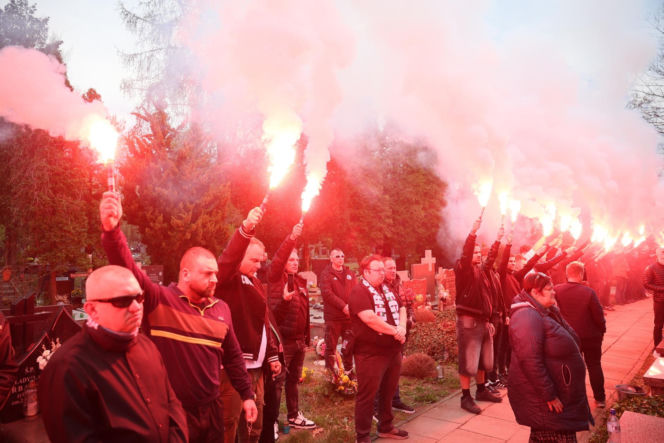 Pogrzeb Jacka Magiery: kibice odpalili race
