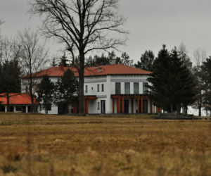 Pałac nad jeziorem czeka na Kaczyńską