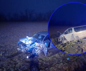 Bus huknął w forda i zepchnął go w pole. Kierowcy w szpitalu